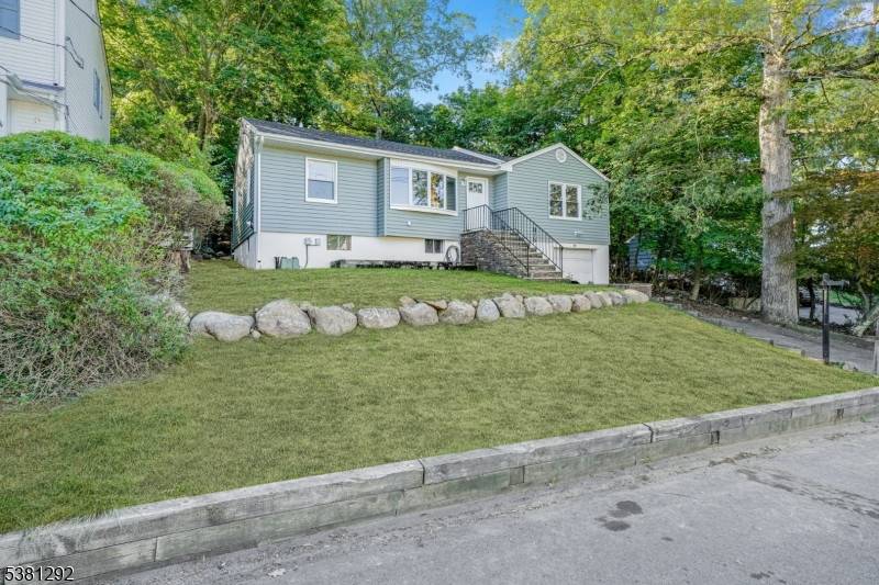 Welcome to 102 Hiawatha Blvd !