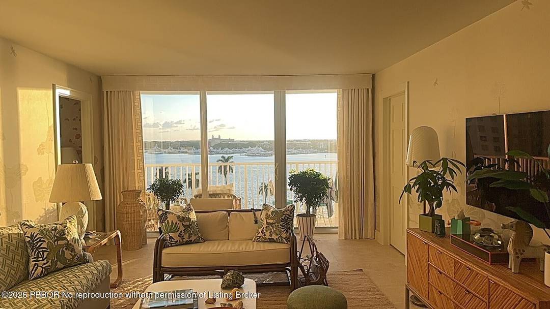 Fully renovated and professionally decorated 2 2 high floor Rapallo South.
