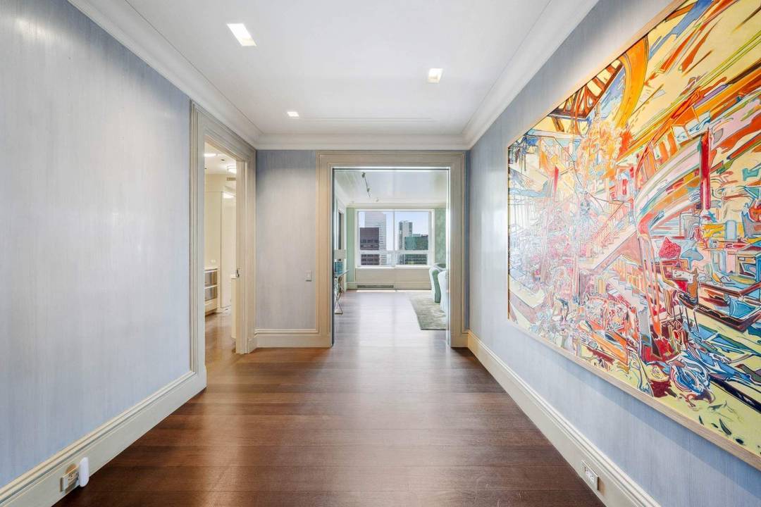 Entering formal entryway, a gracious foyer leads to an extra large corner living room, lights, views, and the meticulous layout forges the ideal space for accommodating a quiet dinner at ...