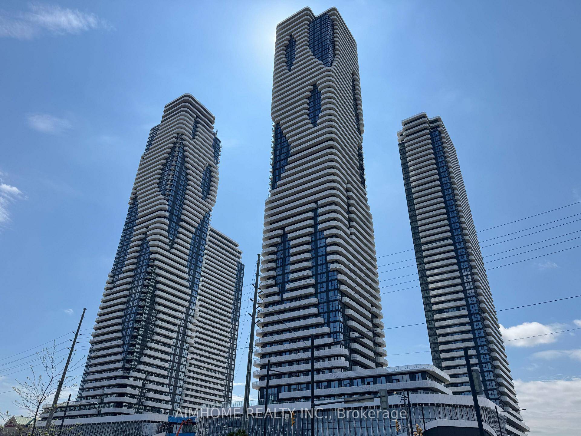 Brand new 1 bedroom unit with vibrant city views.