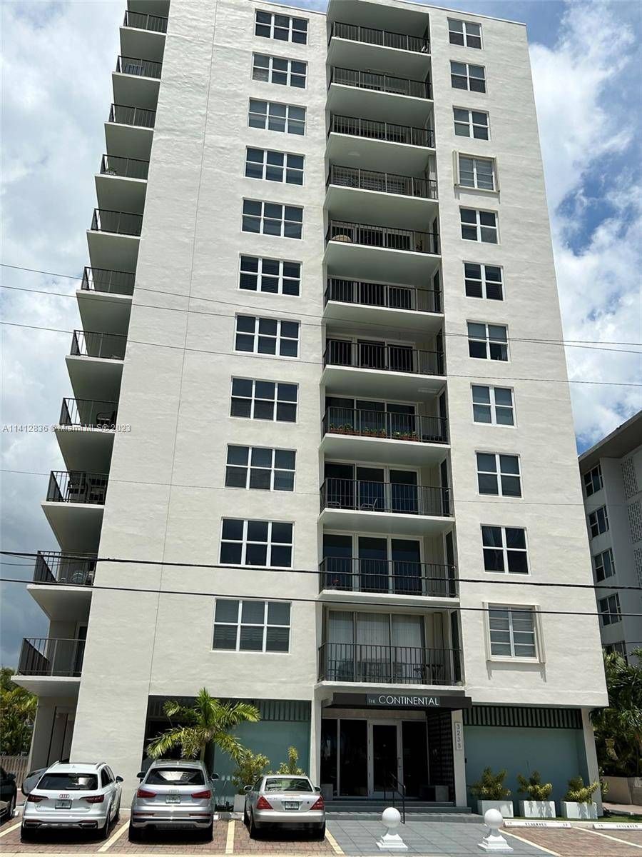 BEAUTIFUL TWO BEDROOM APARTMENT WITH LOTS OF SUNSHINE, PLENTY OF RESTAURANTS AND STORES NEARBY, EXCELLENT SCHOOL AREA, CLOSE TO THE BEACH.