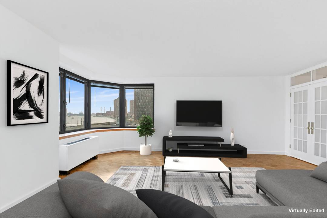 Come see this very sunny Junior 1 with absolutely fabulous, open views of the East River.