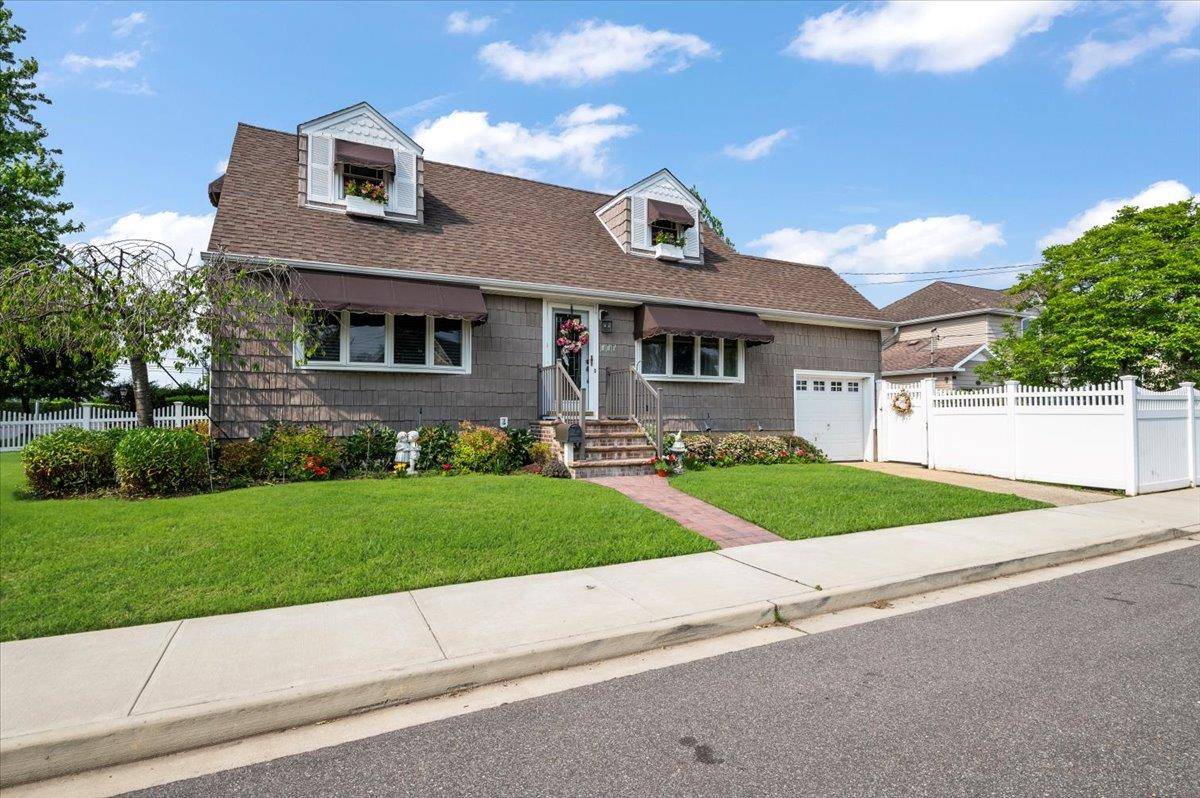 This well maintained expanded Cape offers 3 spacious bedrooms and 2 full bathrooms across a functional layout.