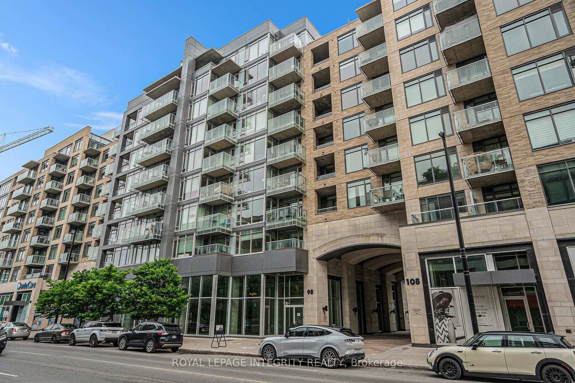 If you're seeking a hip, vibrant, and ultra convenient lifestyle, this condo is a must see !