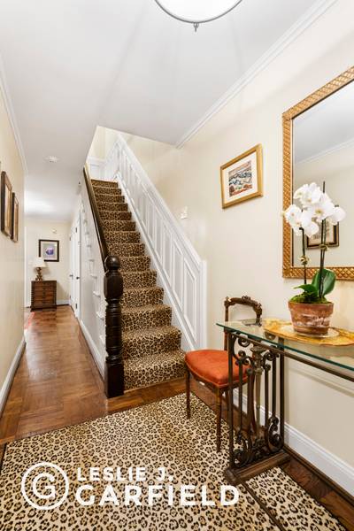 52 East 91st Street sits on a sunny tree lined block in the heart of Carnegie Hill.