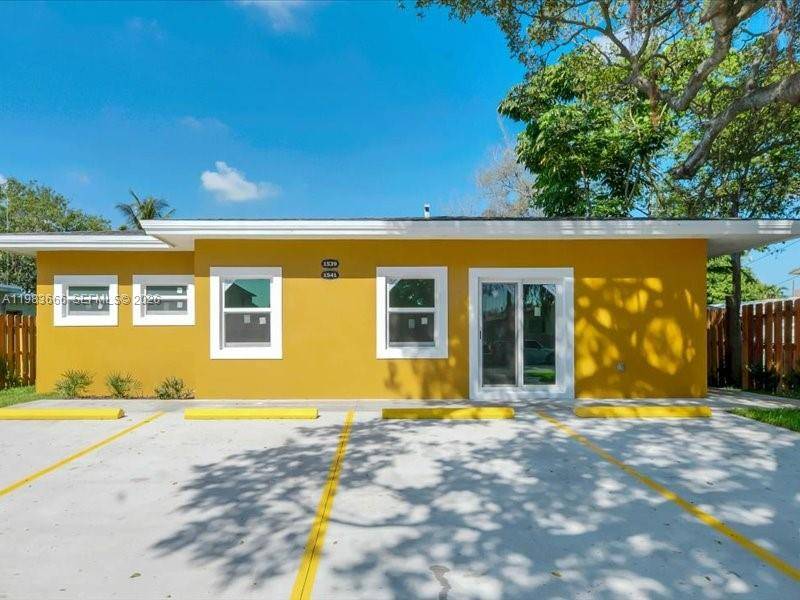 BRAND NEW CONSTRUCTION 2 2 DUPLEX LOCATED IN THE HEART OF FORT LAUDERDALE JUST MINUTES AWAY FROM SAWGRASS MALL, FORT LAUDRDALE INTERNATIONAL AIRPORT, PORT OF FT LAUDERDALE AND ALSO, HARD ...
