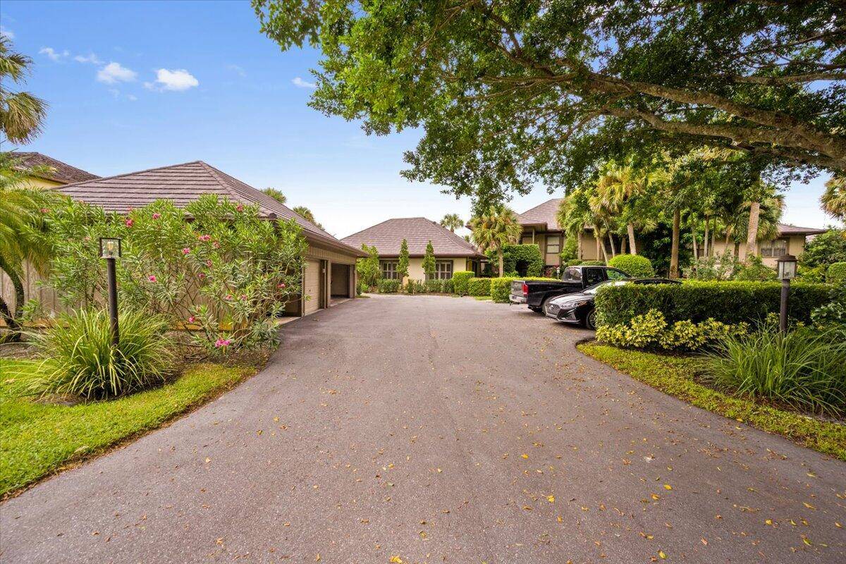 Experience refined Wellington living in this beautifully newly updated 3 bedroom, 3 bathroom second story condo, ideally located in the prestigious Palm Beach Polo Club.