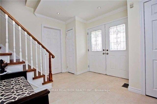 Bright and spacious 6 bedroom, 3 washroom home located in the highly sought after Willowdale East neighborhood.