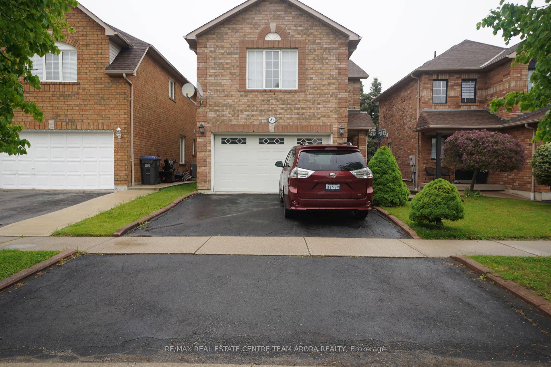 This beautifully maintained 1 bedroom basement apartment in the heart of East Credit, Mississauga !