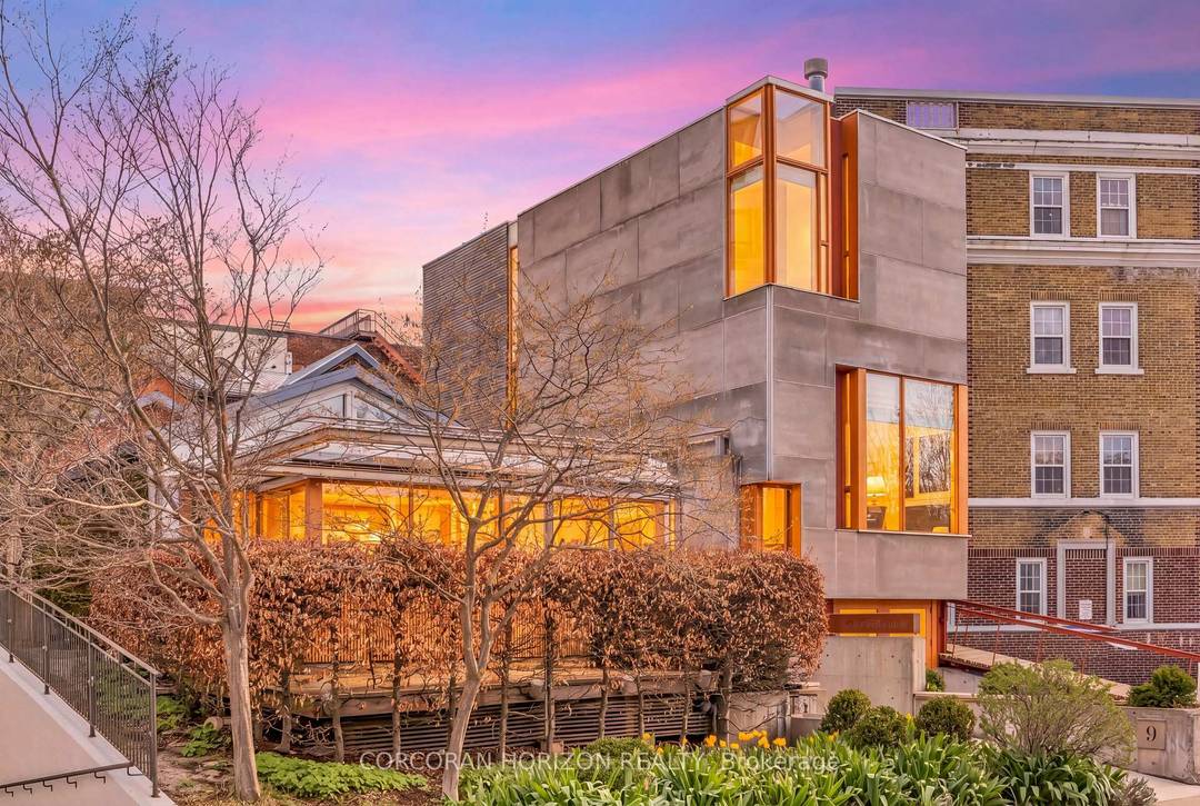 Overlooking Lake Victoria in the heart of downtown Stratford, this remarkable property sits steps from the theatres, shops, cafes and restaurants the city is celebrated for.