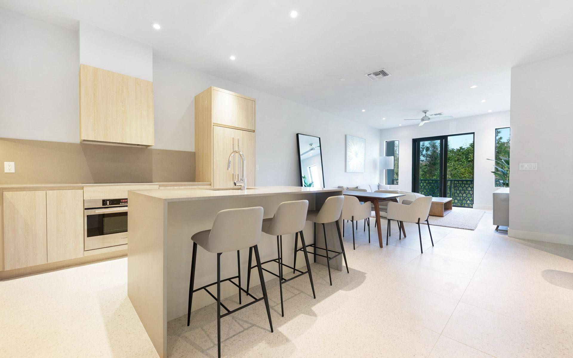 WESTEND Condo New-Providence