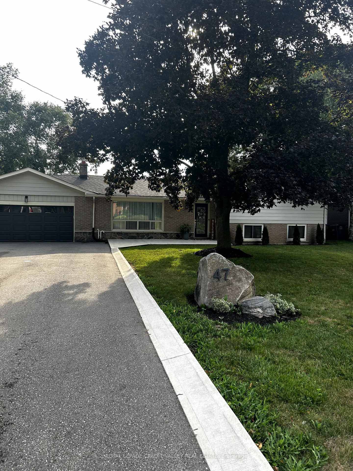 This spectacular side split is located in one of the most sought after neighbourhood in Caledon East.