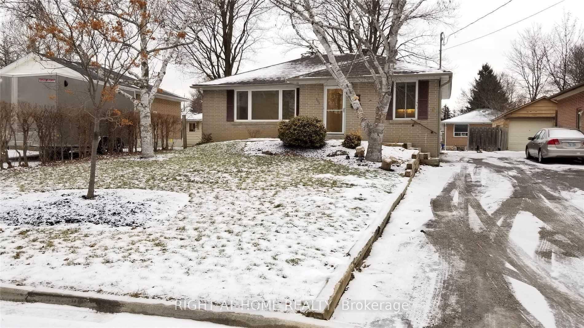 Charming 3 Bedroom Bungalow Main Floor Only Located on a Quiet Crescent in a High Demand Neighbourhood.