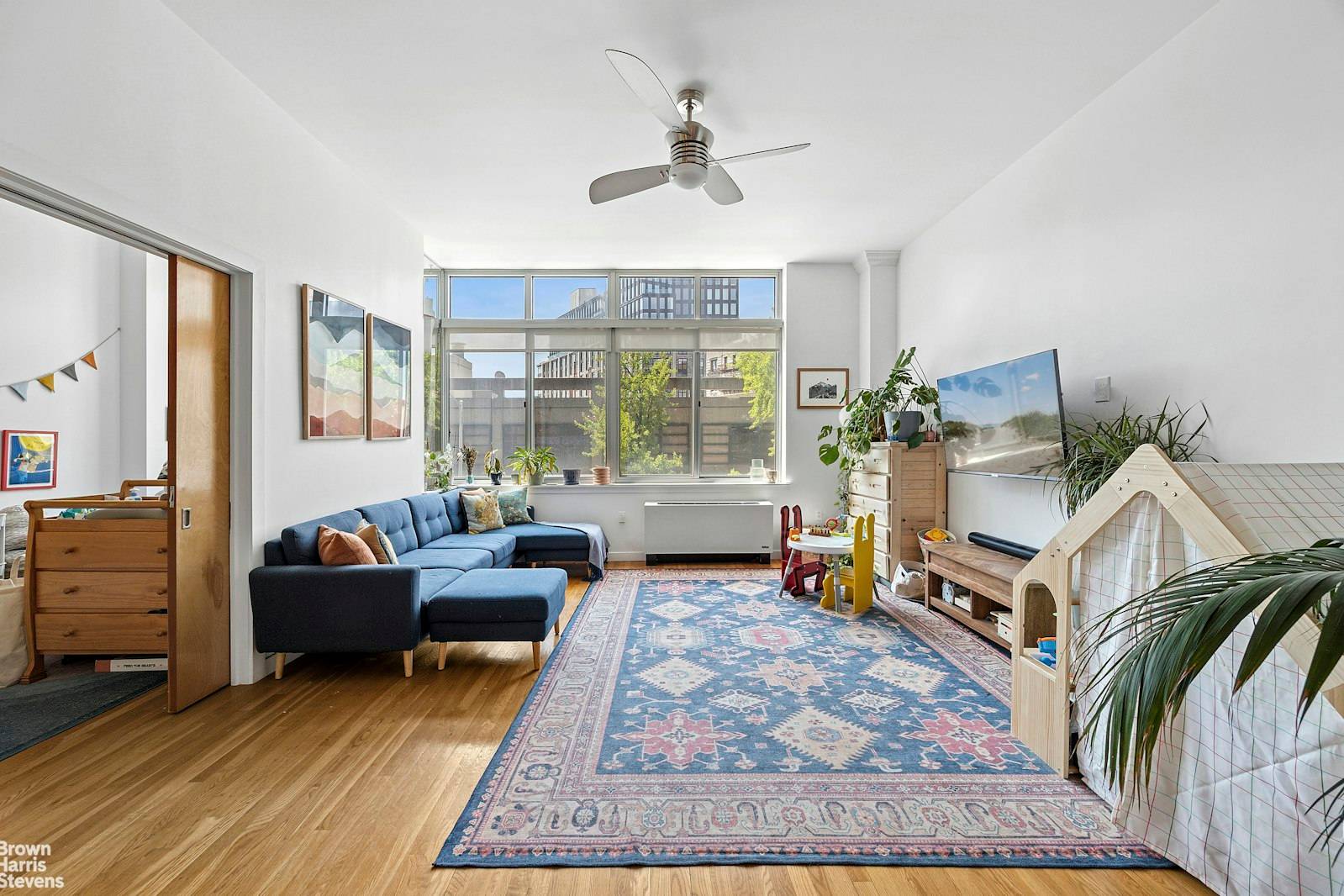 Pristine 2 bedroom, 2 bath in Southwest Harlem's unique elevator'd loft building, boasting 11 foot ceilings and open plan kitchen with stainless steel appliances, built in microwave oven, Bosch dishwasher, ...