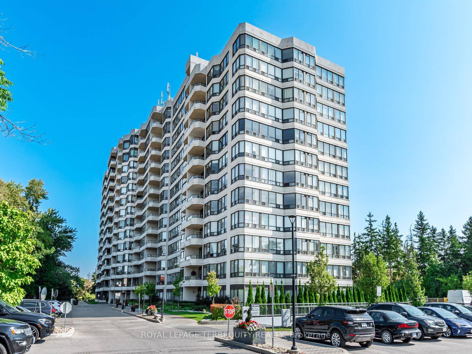 This spacious and beautifully updated 2 bedroom condo offers an exceptional all inclusive lease in one of Richmond Hill's sought after communities.