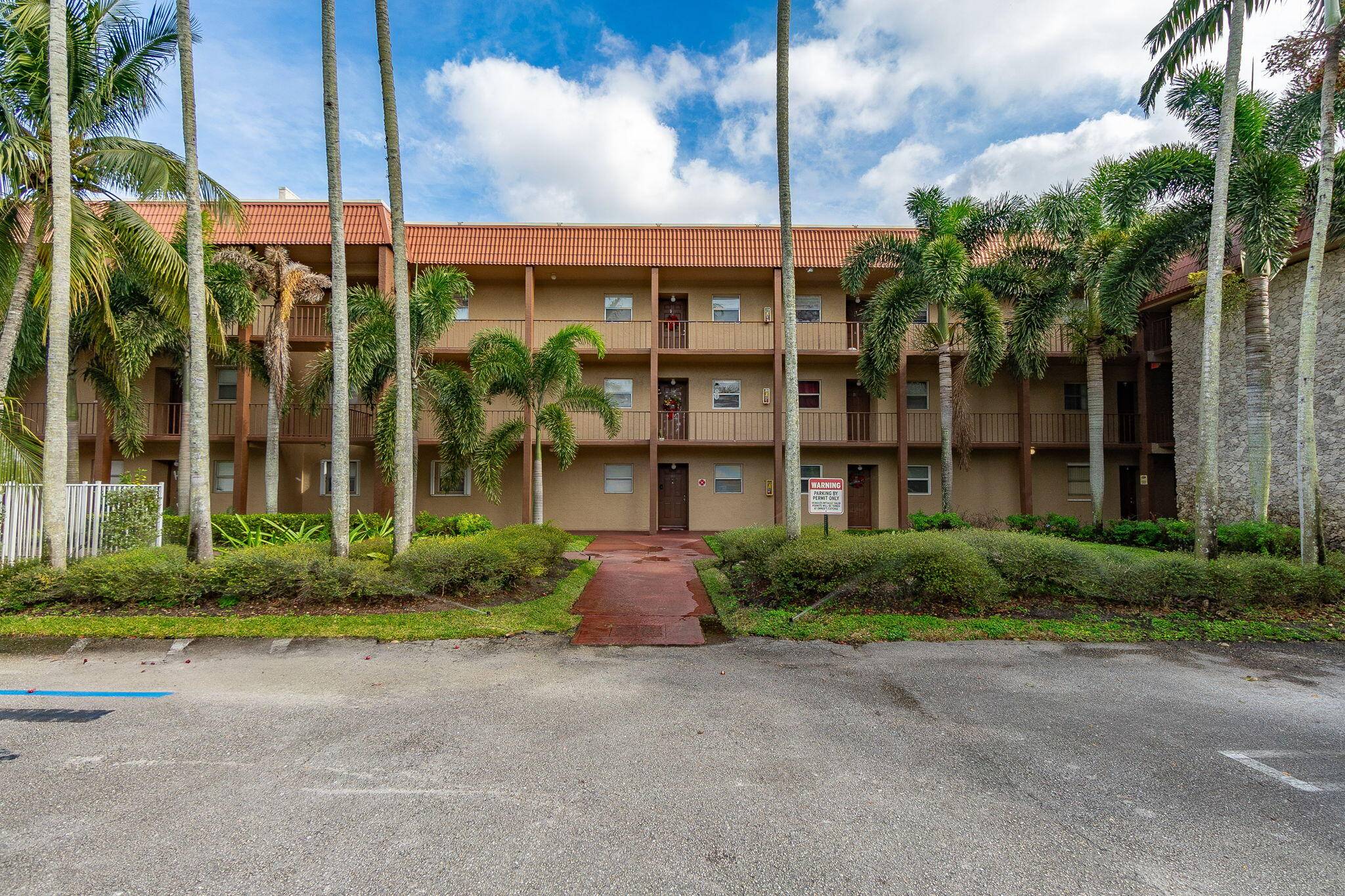 Nestled in an excellent location just across from Veterans Park, this spacious 2 bedroom, 2 bathroom condo offers the perfect blend of convenience and comfort.
