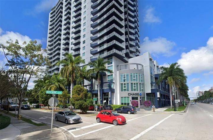Discover this stunning 2 bed, 2 bath condo in the heart of Miami, 3 PARKING SPACES !