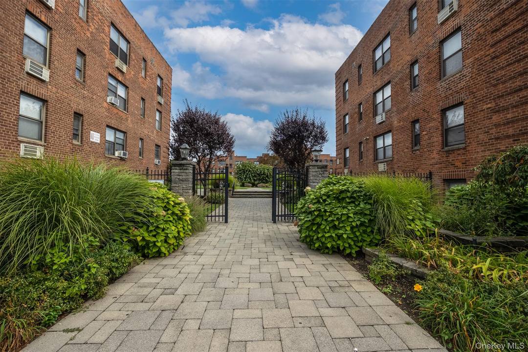 A beautiful courtyard welcomes you to this top floor 2 bedroom unit with an open floor plan.
