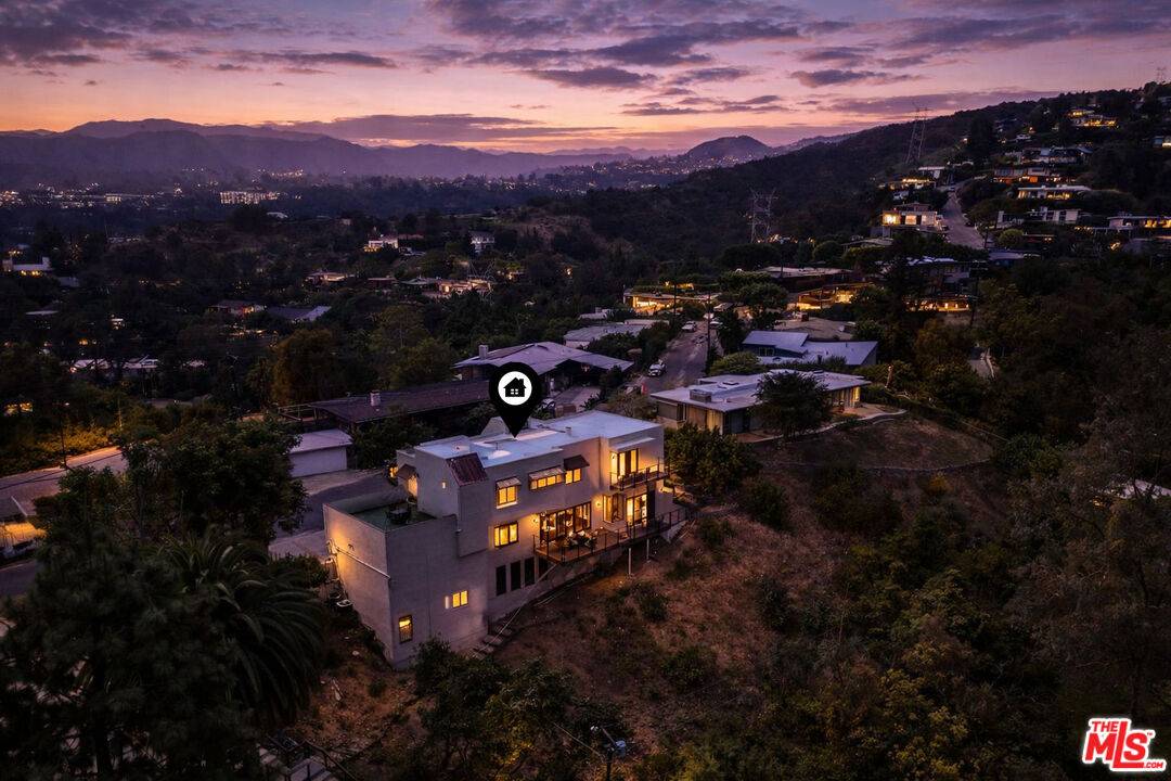 1052  N Kenter Ave 4BR Brentwood La