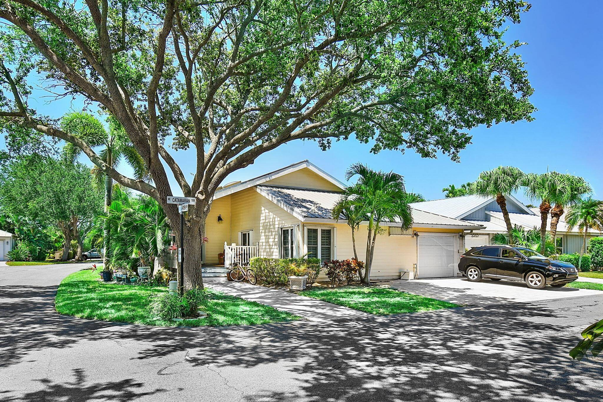 Amazing Hutchinson Island home in a wonderful waterfront lifestyle community close to the beach, nearby restaurants, great fishing and more.