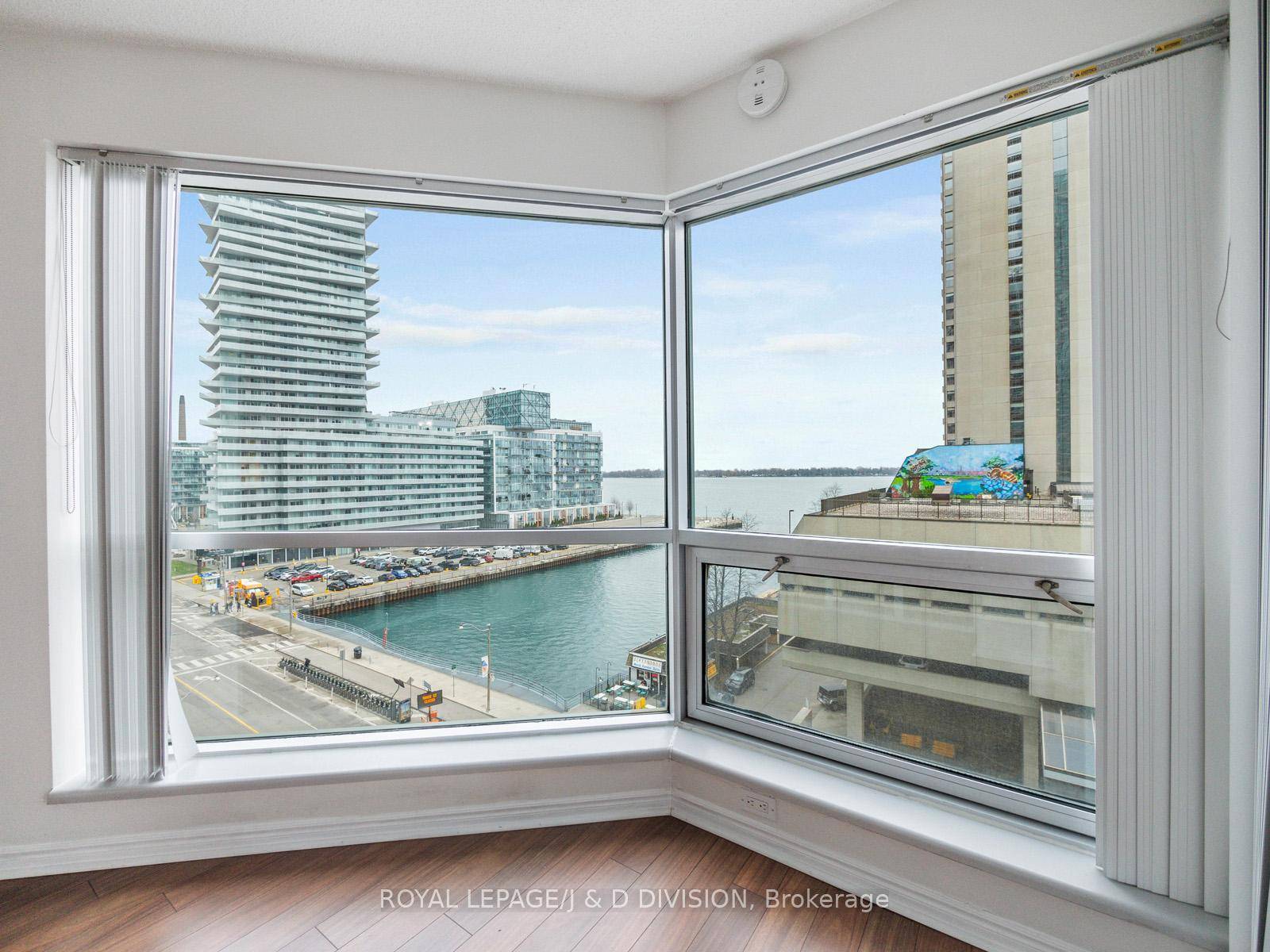 Unobstructed views of the Toronto Harbour from this 1 Bedroom Solarium Suite !