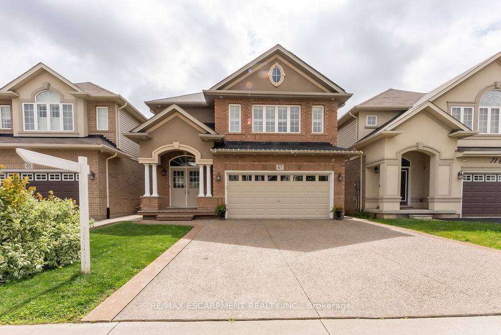 Stunning Stoney Creek Mountain Home Nestled in a prime location, this beautifully designed2, 553 sq.