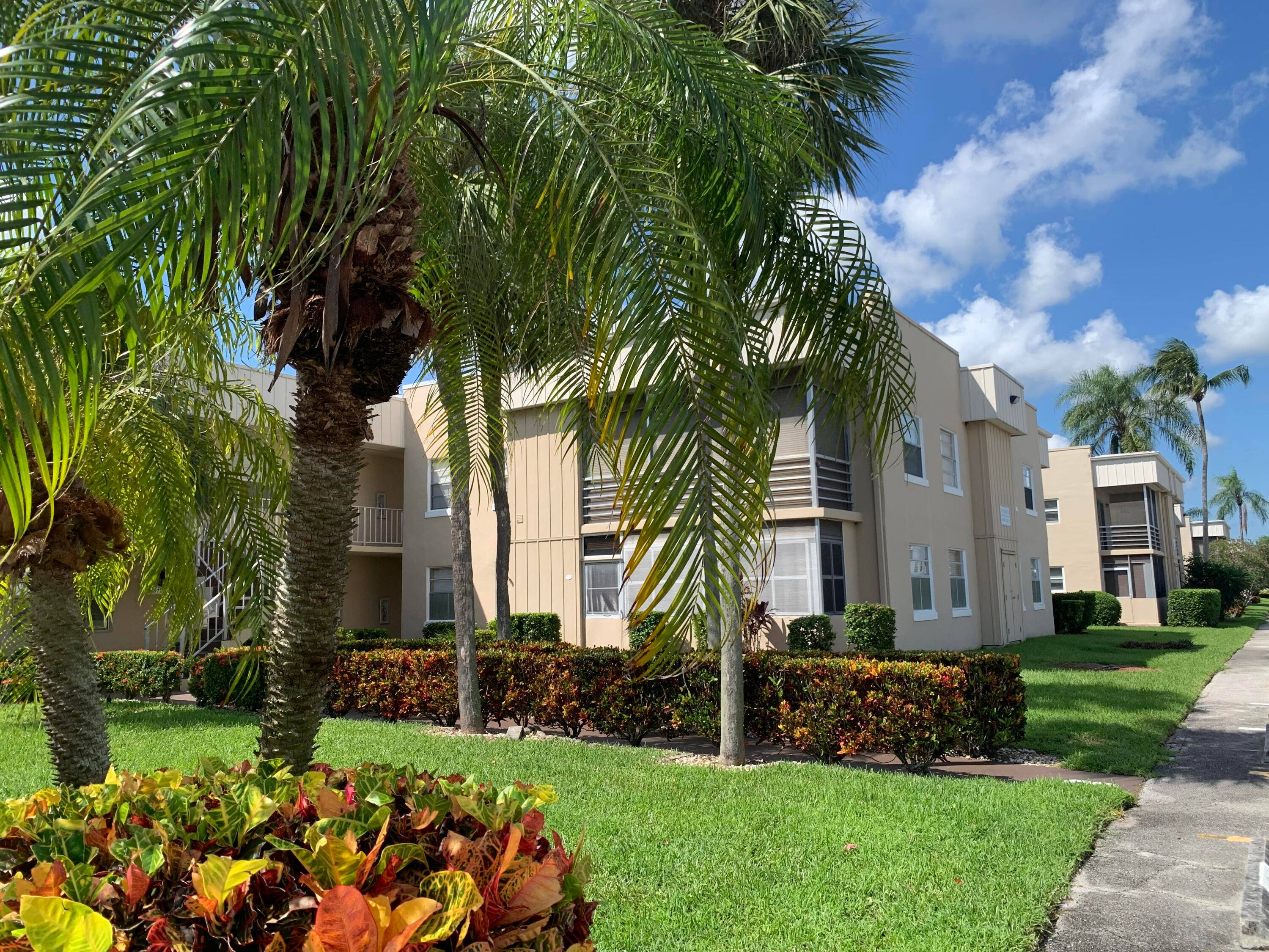 Move into the fabulous Kings Point Golf and Country Club, where NO MEMBERSHIP equity is required, and enjoy all the exceptional amenities it has to offer !