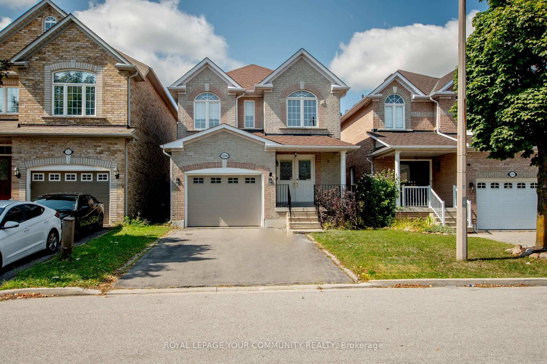 Beautifully Maintained Family Home in Prime Maple Location !