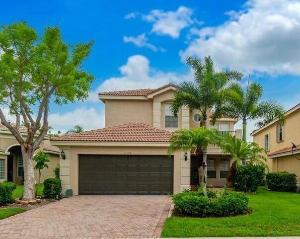 Beautiful ''Royal'' Floor Plan with Lakefront Views on Oversized Lot !