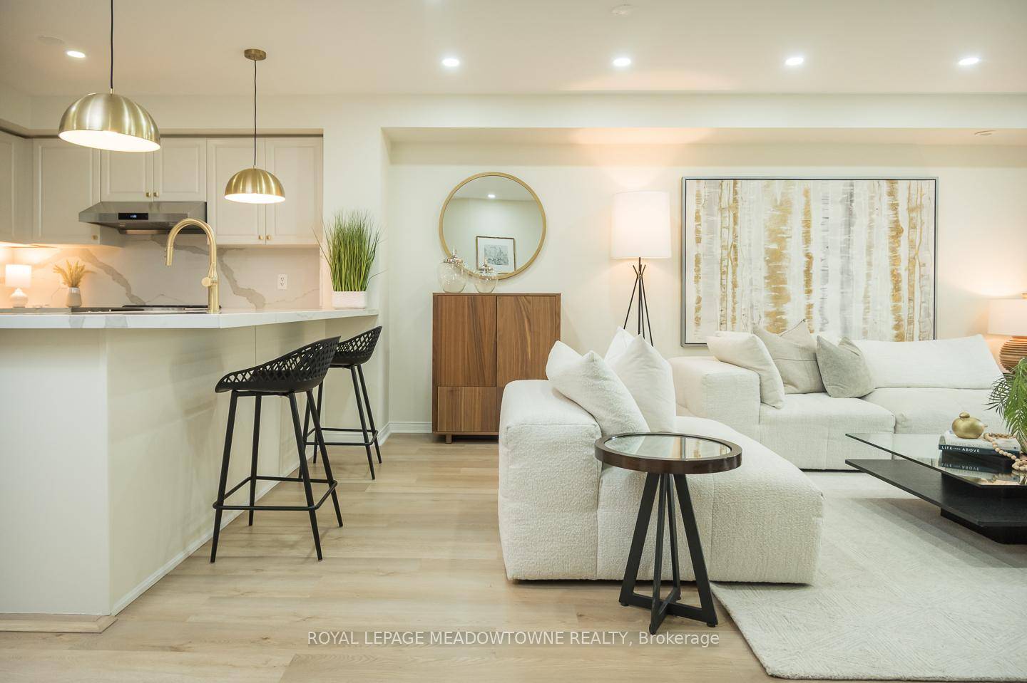 Welcome to this beautifully updated 3 bedroom plus den townhome located in the highly desirable Churchill Meadows neighbourhood with 2 parking spots.