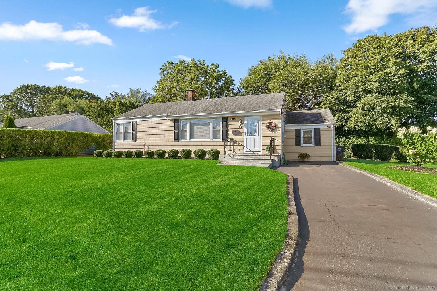 Coastal Charm Near Walnut Beach !
