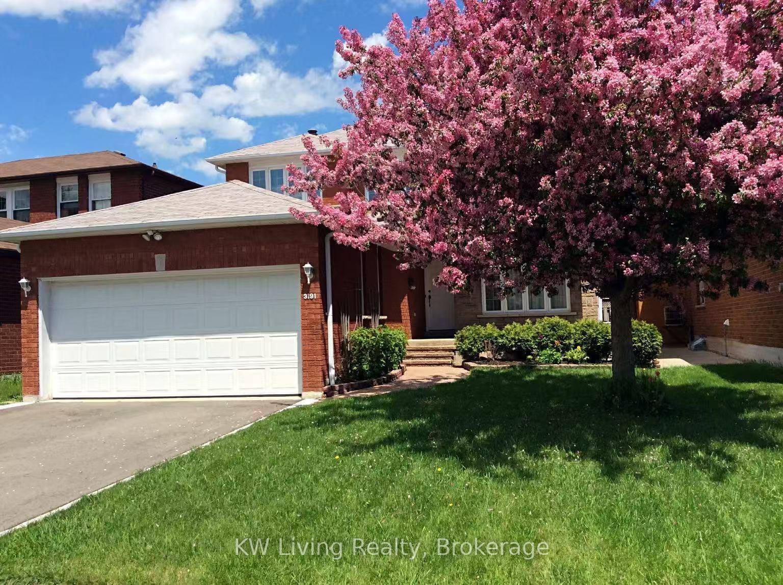 Lovely Executive Home at high demand location in Neighbourhood of Erin Mills.