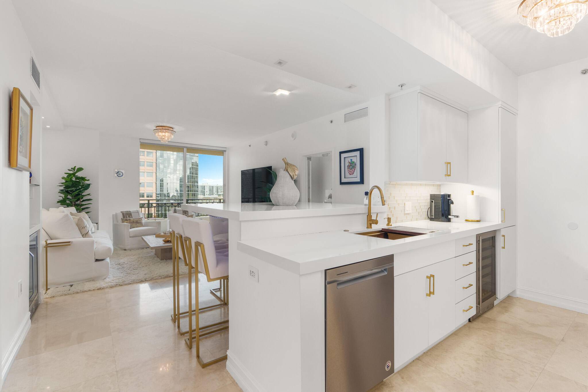 Exquisite 2 bed, 2 bath condo FOR RENT in the prestigious Cityplace South Tower meticulously renovated to perfection !