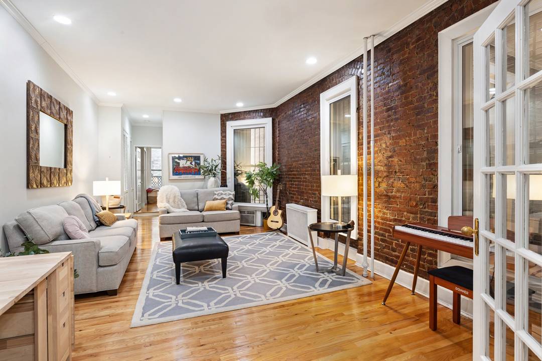 RENOVATED 2 BED 2 BATH CONVERTIBLE 3 UPPER WEST SIDE Refined, turnkey, and exceptionally quiet, Residence 2W at 214 West 85th Street offers the best of pre war character and ...
