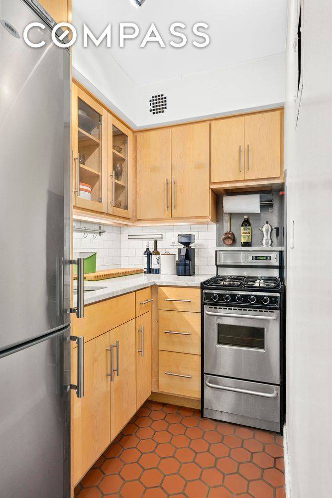 PRIME UWS LOCATION ! This wonderful 1 bedroom townhouse apartment with an oversized private terrace is situated on the Gold Coast of West End Avenue in the heart of the ...