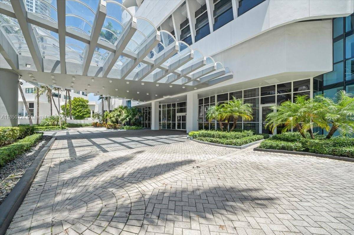 This high floor residence at La Gorce Palace offers one of the most captivating views in Miami Beach, an endless panorama where the deep blue ocean meets the open sky.