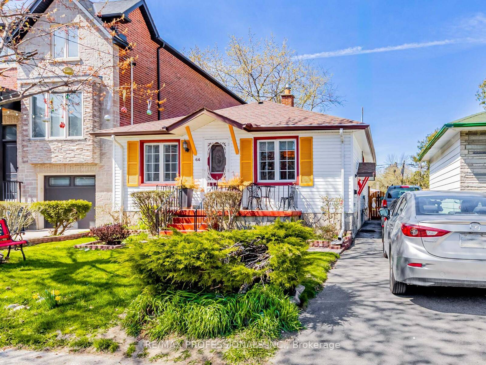 Charming Bungalow in the Sought After Long Branch Neighbourhood !