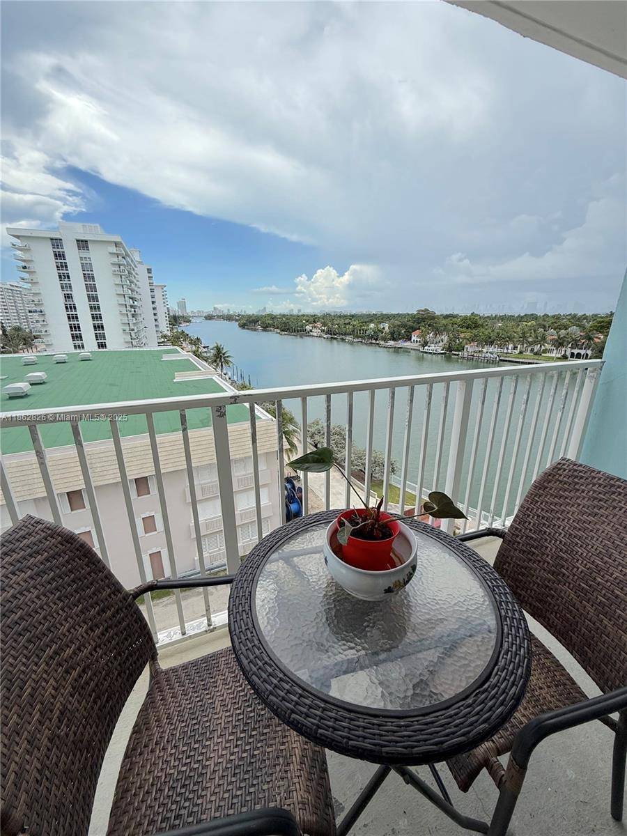 Spacious and bright 1 bedroom, 1.