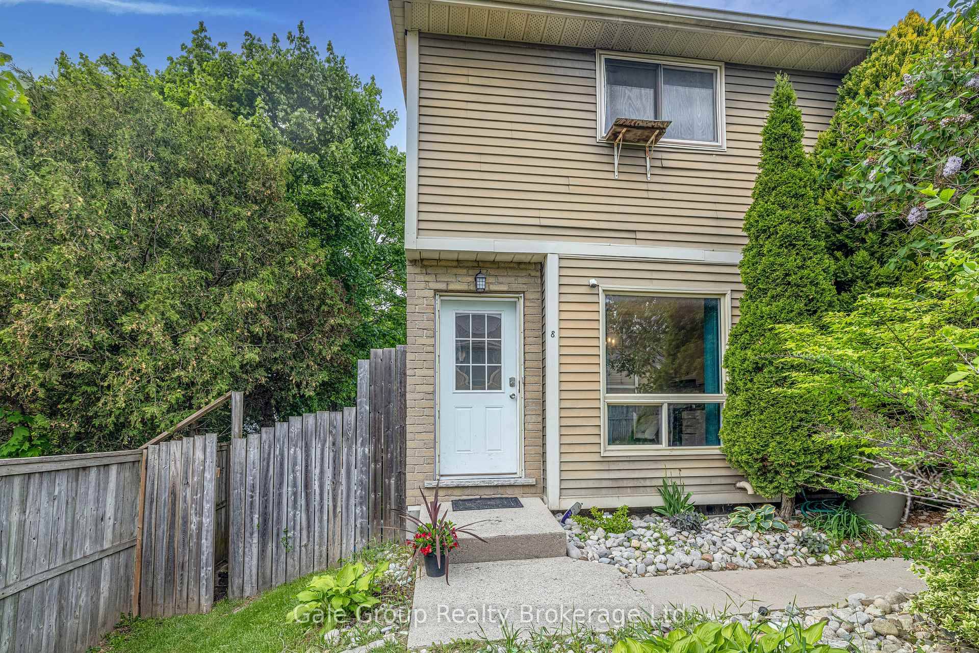 Discover the perfect blend of comfort and convenience in this charming end unit townhome located at 8 867 Parkinson Road, Woodstock.