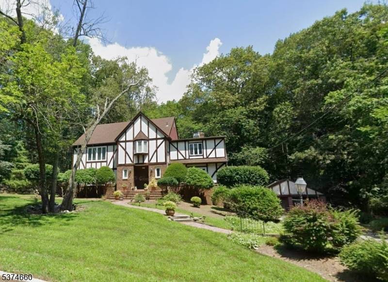 Lux Living in Prestigious area on Private Cul De Sac.