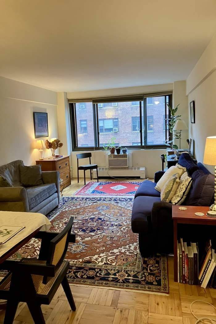 Sunny Facing One Bedroom in Garden Lover's Complex Bright and welcoming, this south facing one bedroom is part of a sought after complex with beautifully landscaped gardens in the front ...