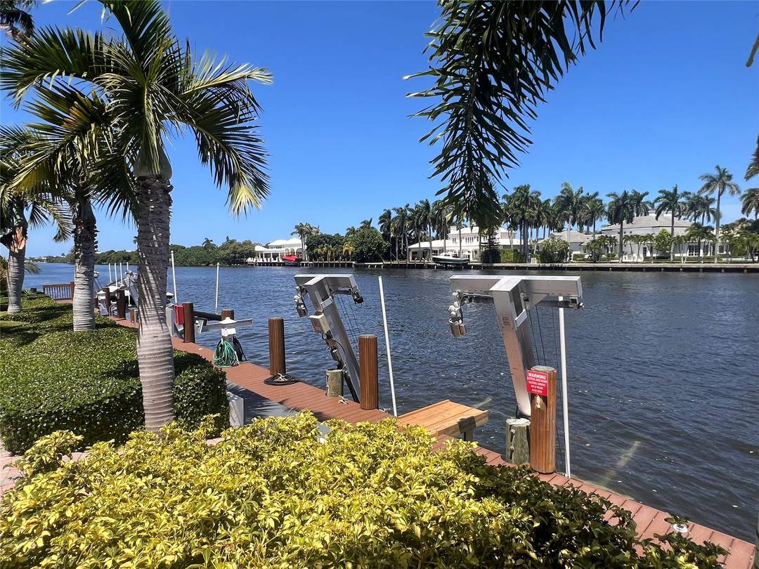Now offering this centrally located townhouse in Waterside, an upscale waterfront community, convenient with shopping and restaurants just minutes away, and located only 5 minutes to the beach !