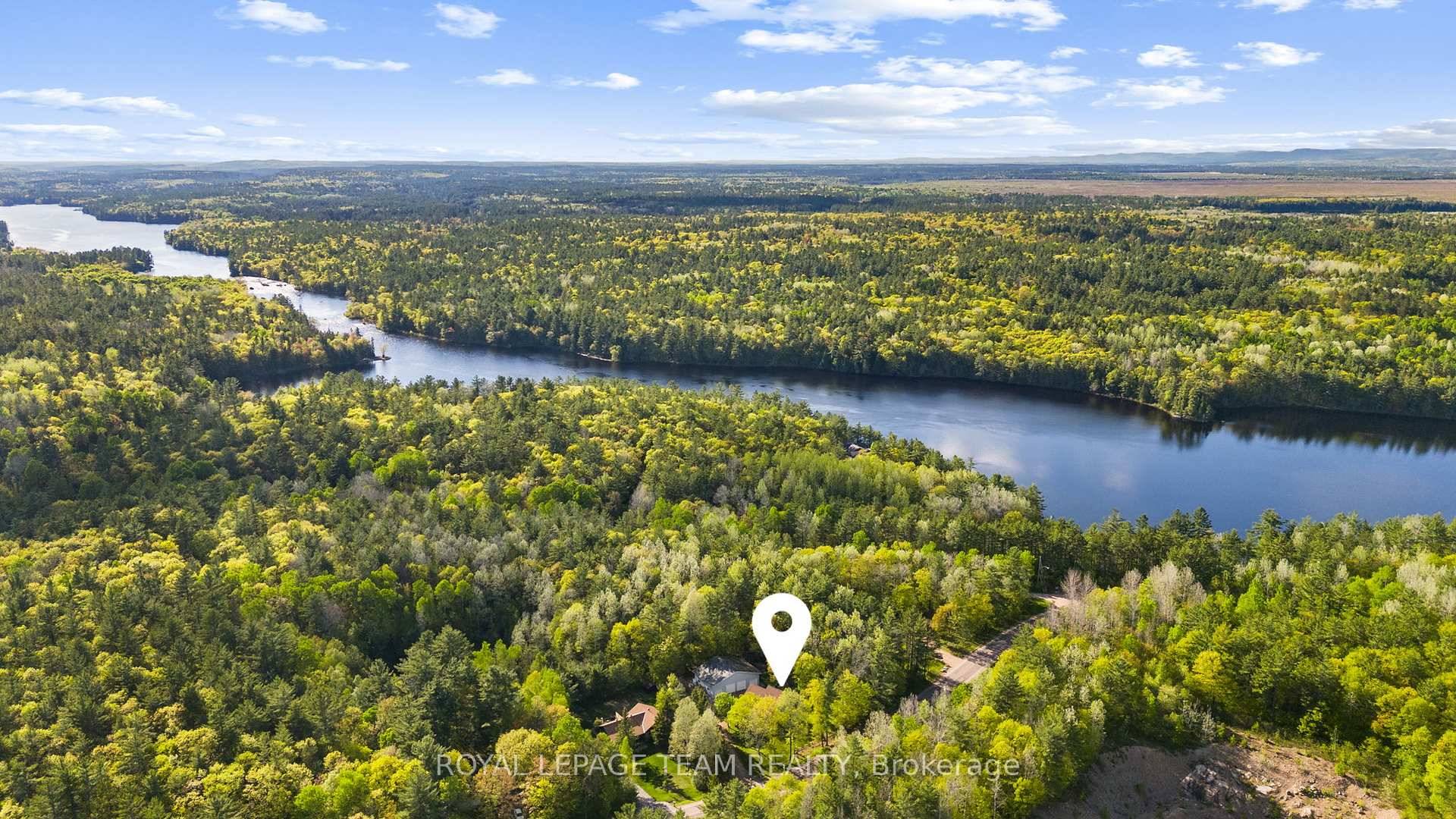 Beautifully Updated Home amp ; Dream Workshop on a Country Lot !