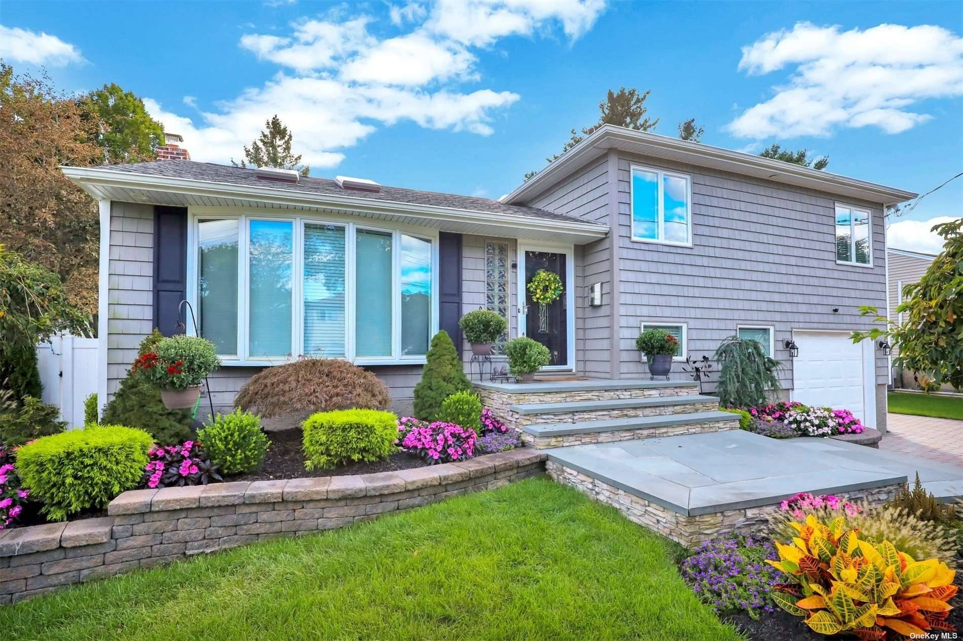 Located in the Heart of Viceroy Estates is this TURNKEY Home !