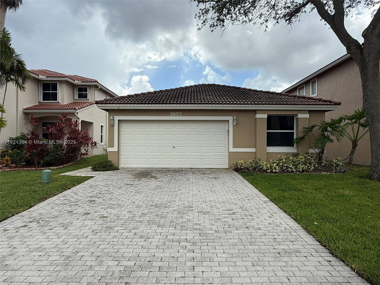 Stunning 3 Bedroom 2 Bathrooms with a Den !