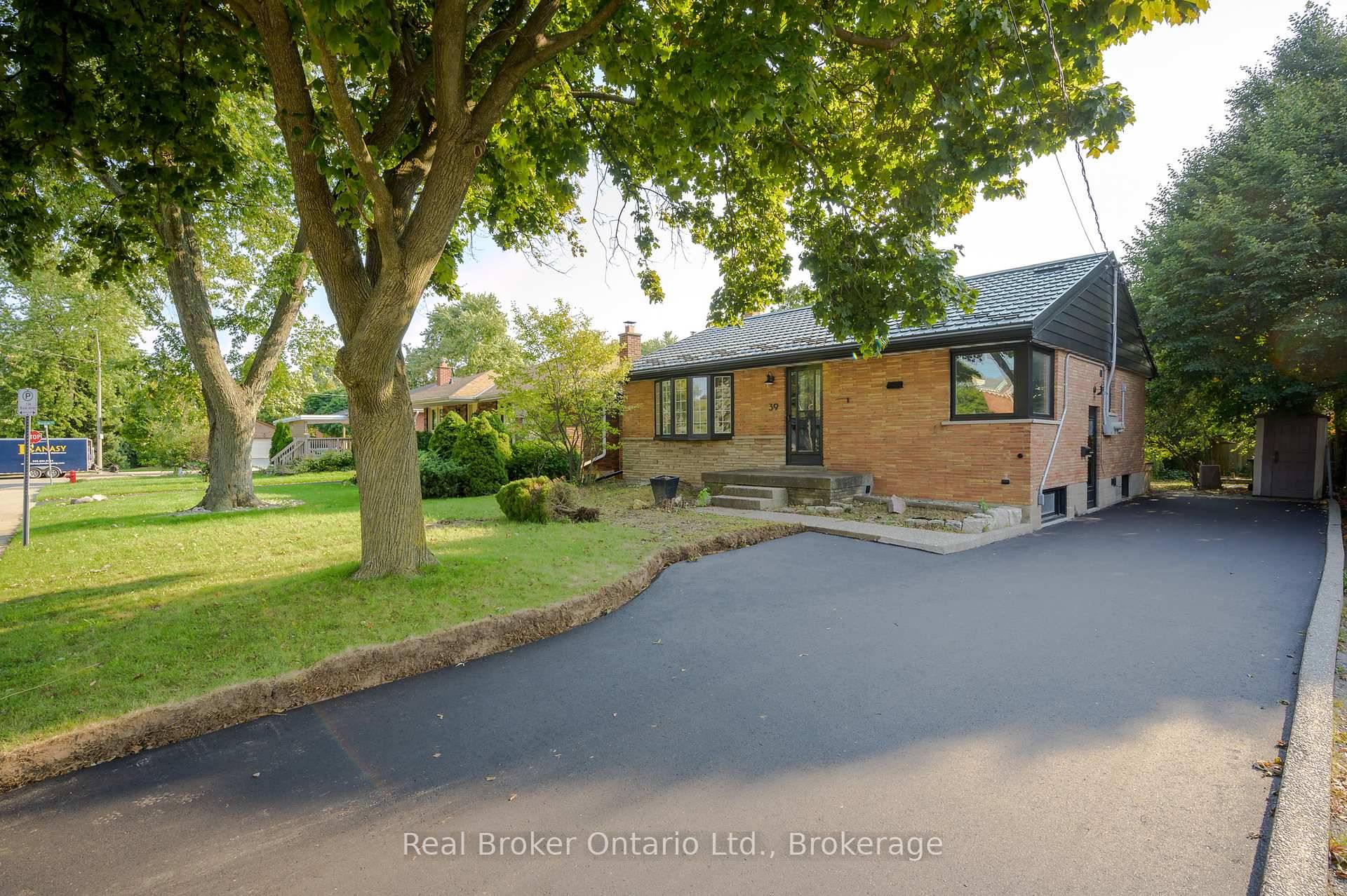 Discover the perfect blend of luxury and modern living in this brand new two bedroom, one bath suite located in the highly desirable Westcliffe neighbourhood.