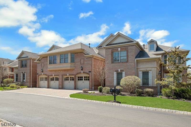 Elegant Townhouse in The Villas of Murray Hill !