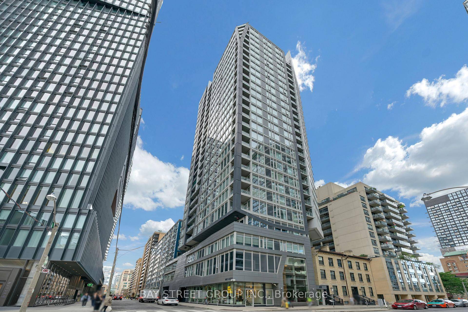 Downtown Spacious 1 Bedroom High Floor Corner Unit W Stunning views One Level Below The PH, Overlooks Both The Lake amp ; The City.