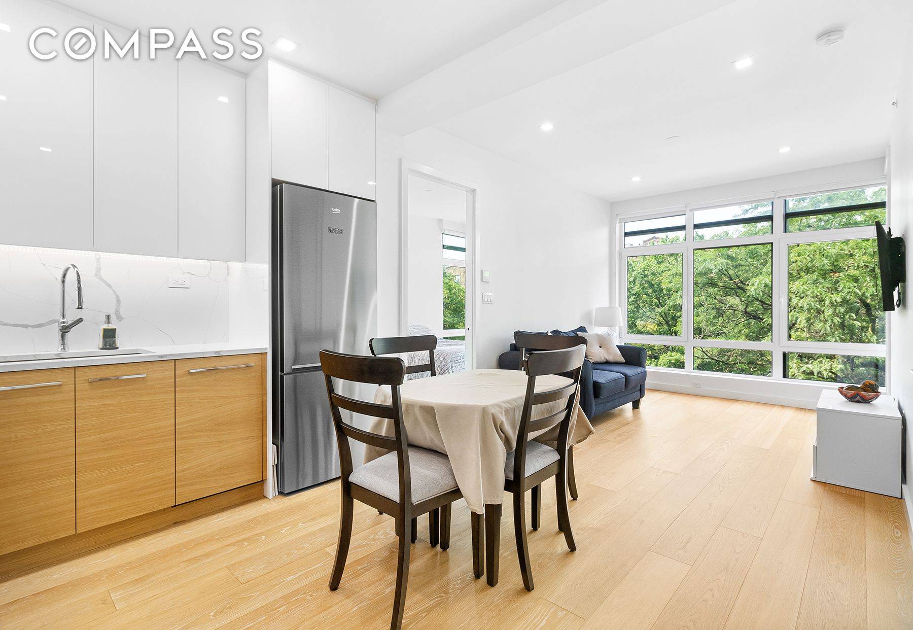 Lovely 2 bedroom 2 bathroom apartment in a new development set back from the parkway.