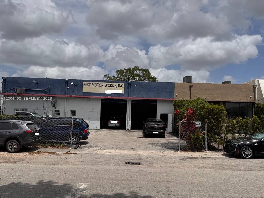 10, 662 SF ZONED IU 1 INDUSTRIAL MIAMI DADE COUNTY 4300 SF used as a mechanics shop BMW SPECIALIST air conditioned office, bathroom, 2 street level loading doors 1700 SF.
